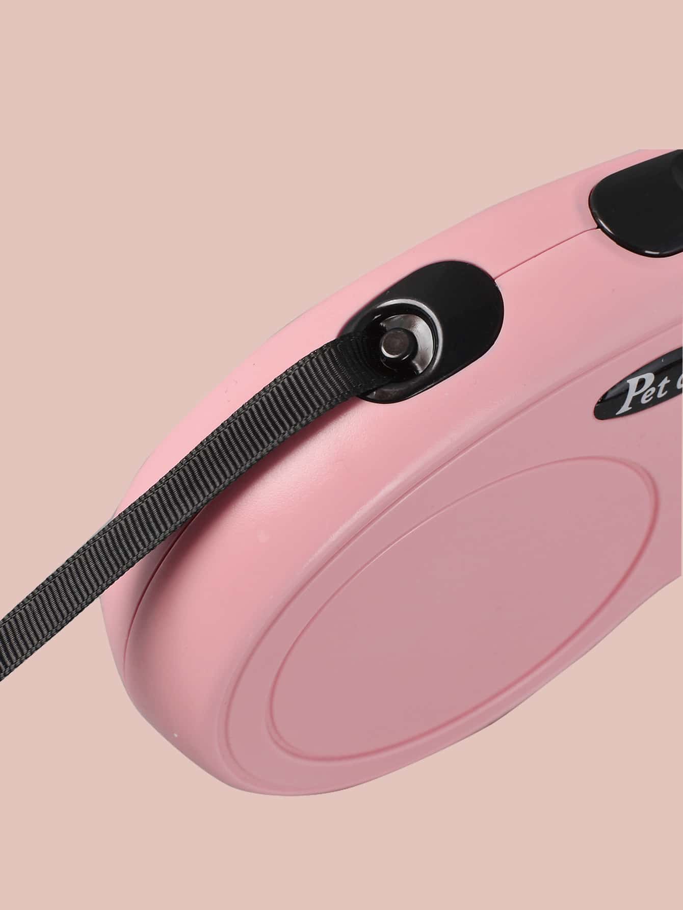 Automatic retractable pet leash in a plain multicolor design for outdoor walking with dogs or cats, made with stainless steel material.