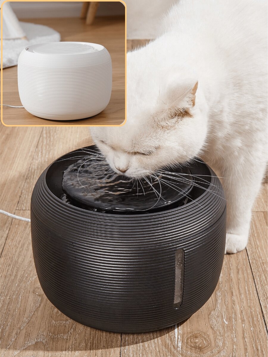 Black 2.5L automatic quiet pet water dispenser drinking fountain for small and medium dogs and cats.