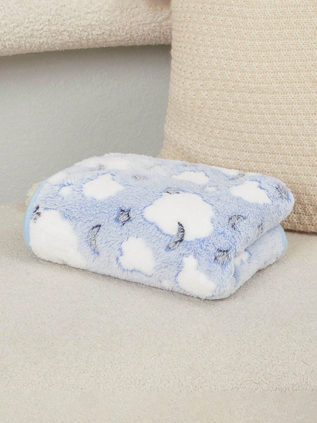 Warm plush pet blanket featuring a multicolor cartoon cat and plant print pattern, made from 100% polyester fabric for cats and dogs.
