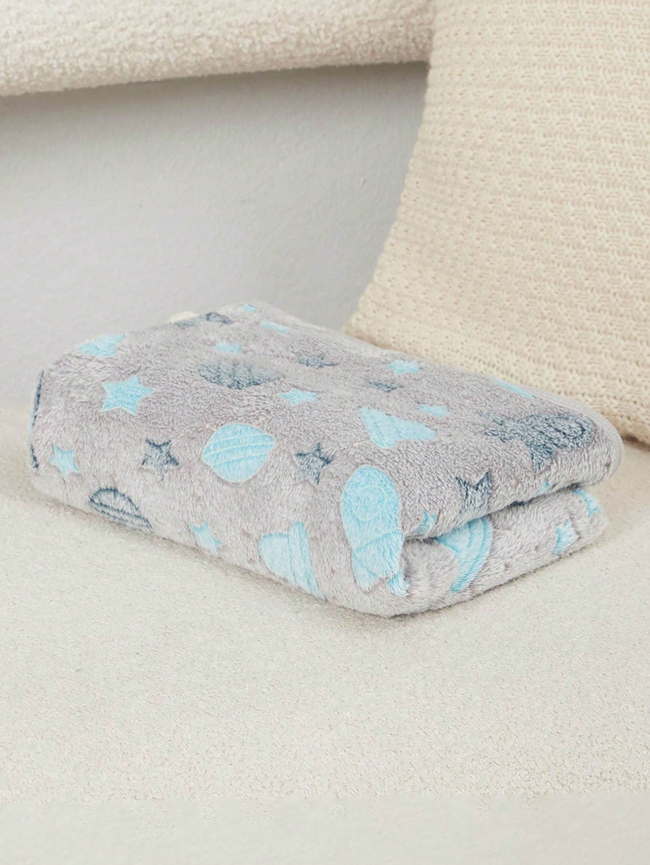 Warm plush pet blanket featuring a multicolor cartoon cat and plant print pattern, made from 100% polyester fabric for cats and dogs.