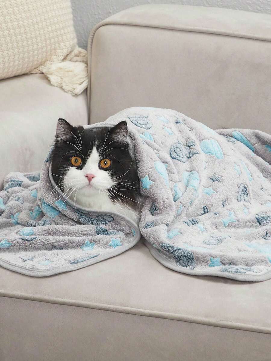 Warm plush pet blanket featuring a multicolor cartoon cat and plant print pattern, made from 100% polyester fabric for cats and dogs.
