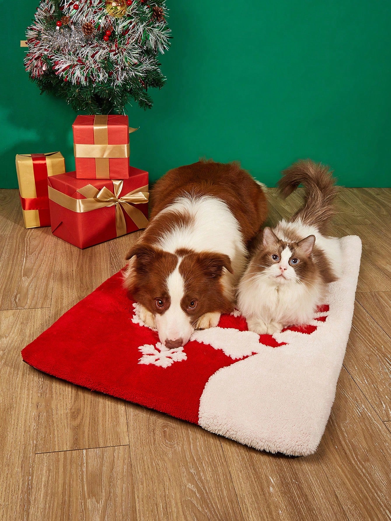 Red warm Christmas pet bed pad made of 100% polyester for cats and dogs.