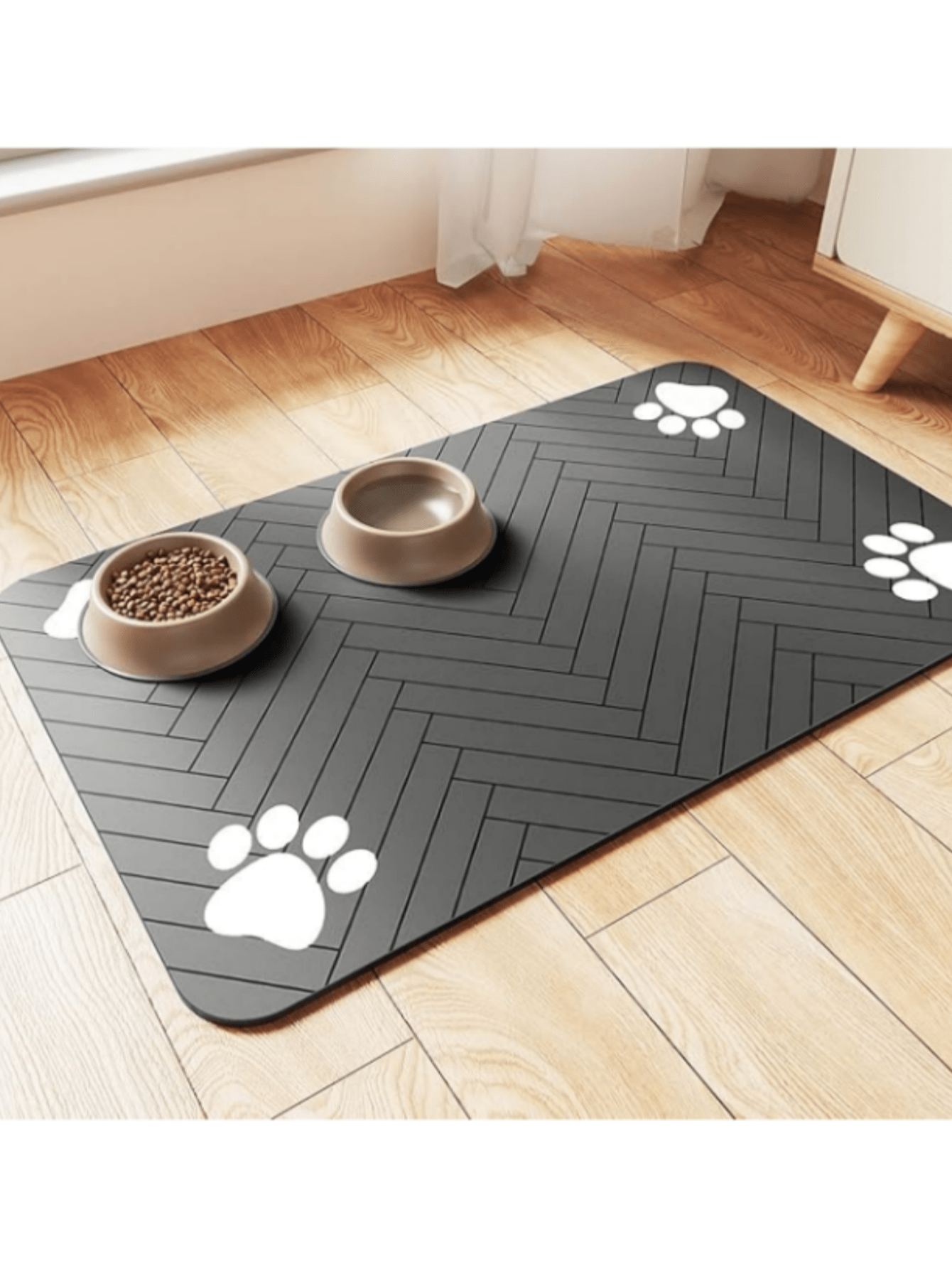 Quick-drying cartoon pet feeding mat for cats and dogs featuring an absorbent splash-proof polyester design.