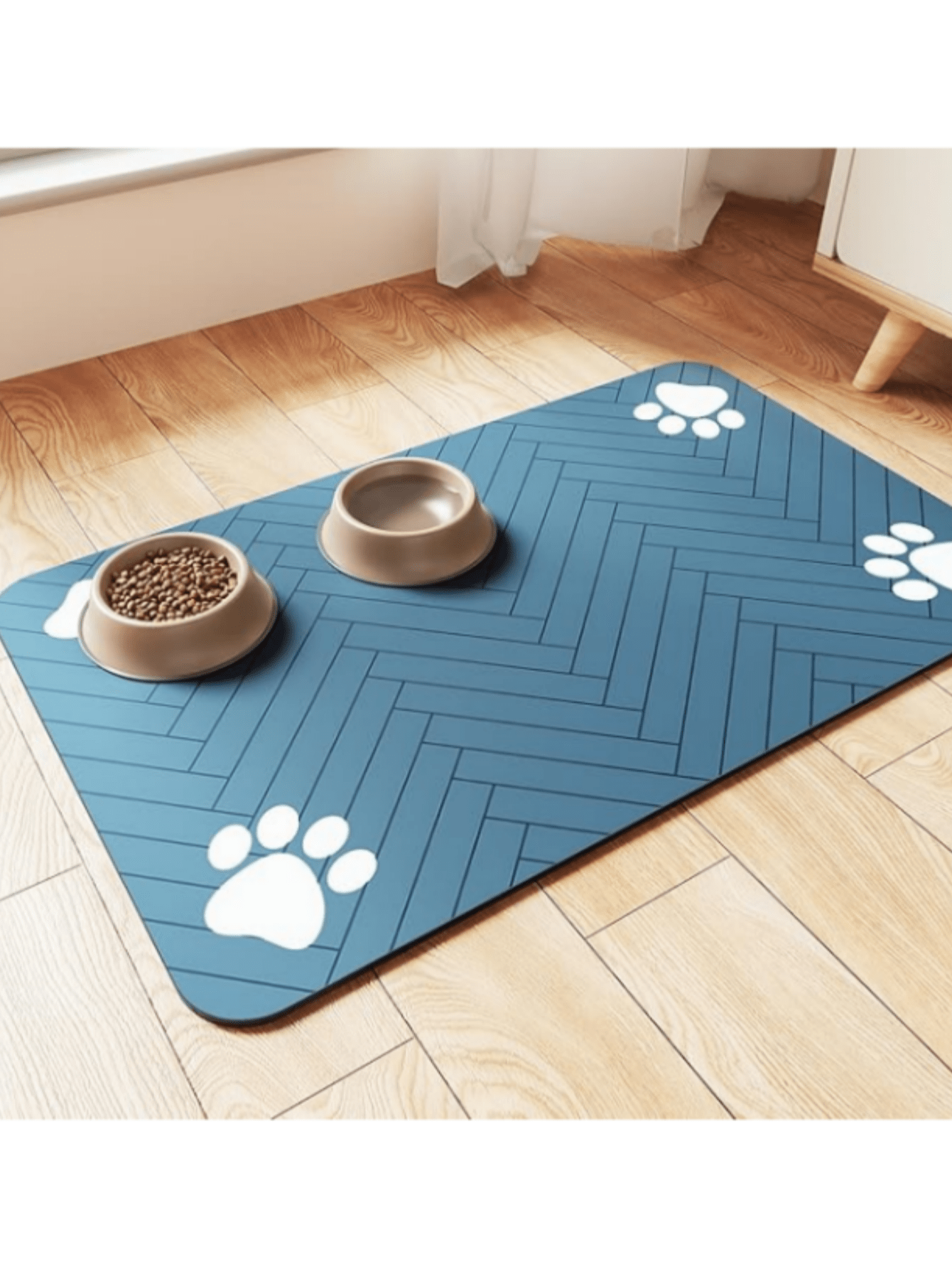Quick-drying cartoon pet feeding mat for cats and dogs featuring an absorbent splash-proof polyester design.