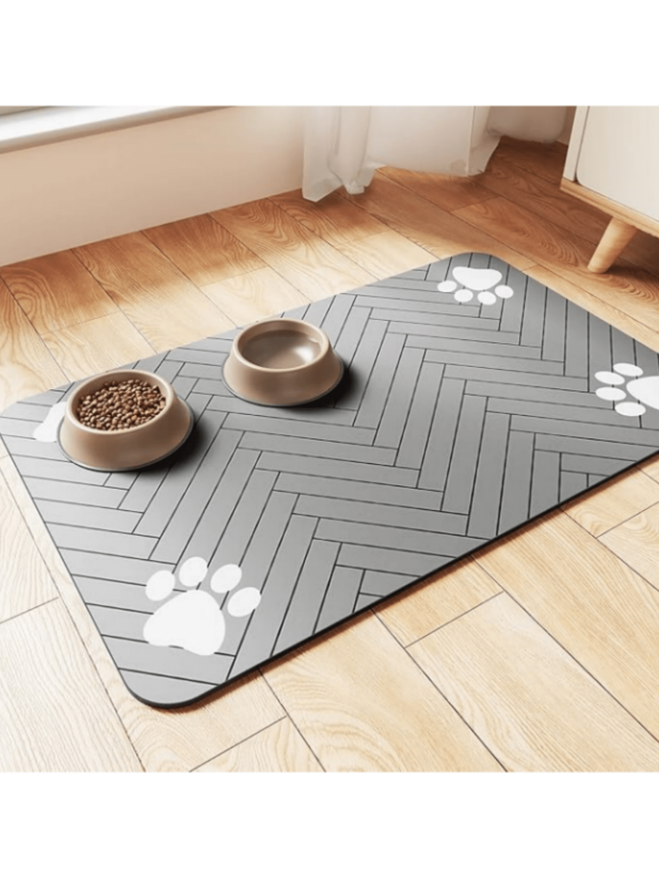 Quick-drying cartoon pet feeding mat for cats and dogs featuring an absorbent splash-proof polyester design.