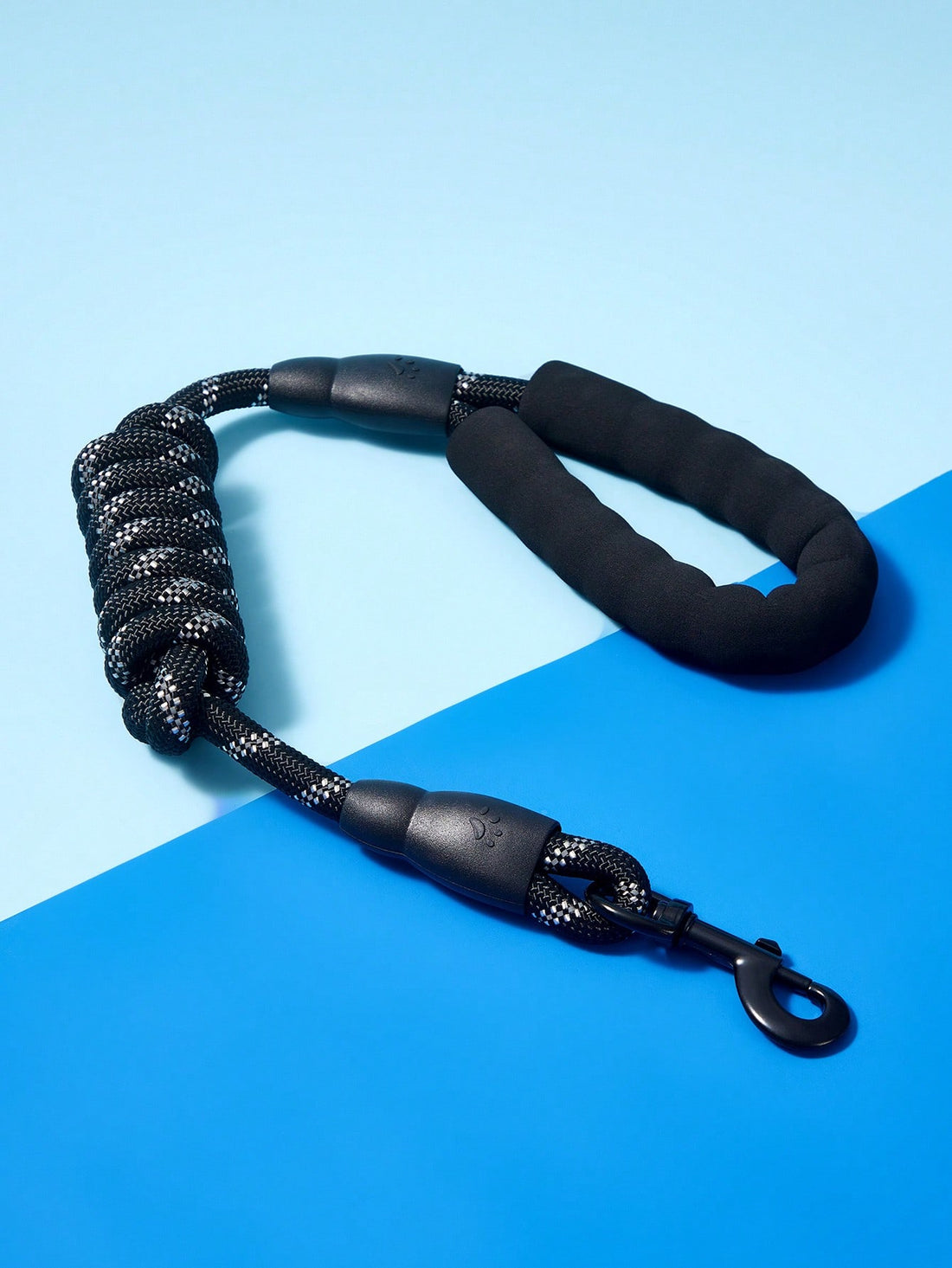 Black plain nylon reflective dog leash for outdoor walks
