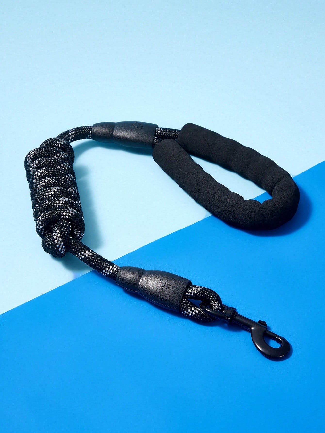 Black plain nylon reflective dog leash for outdoor walks