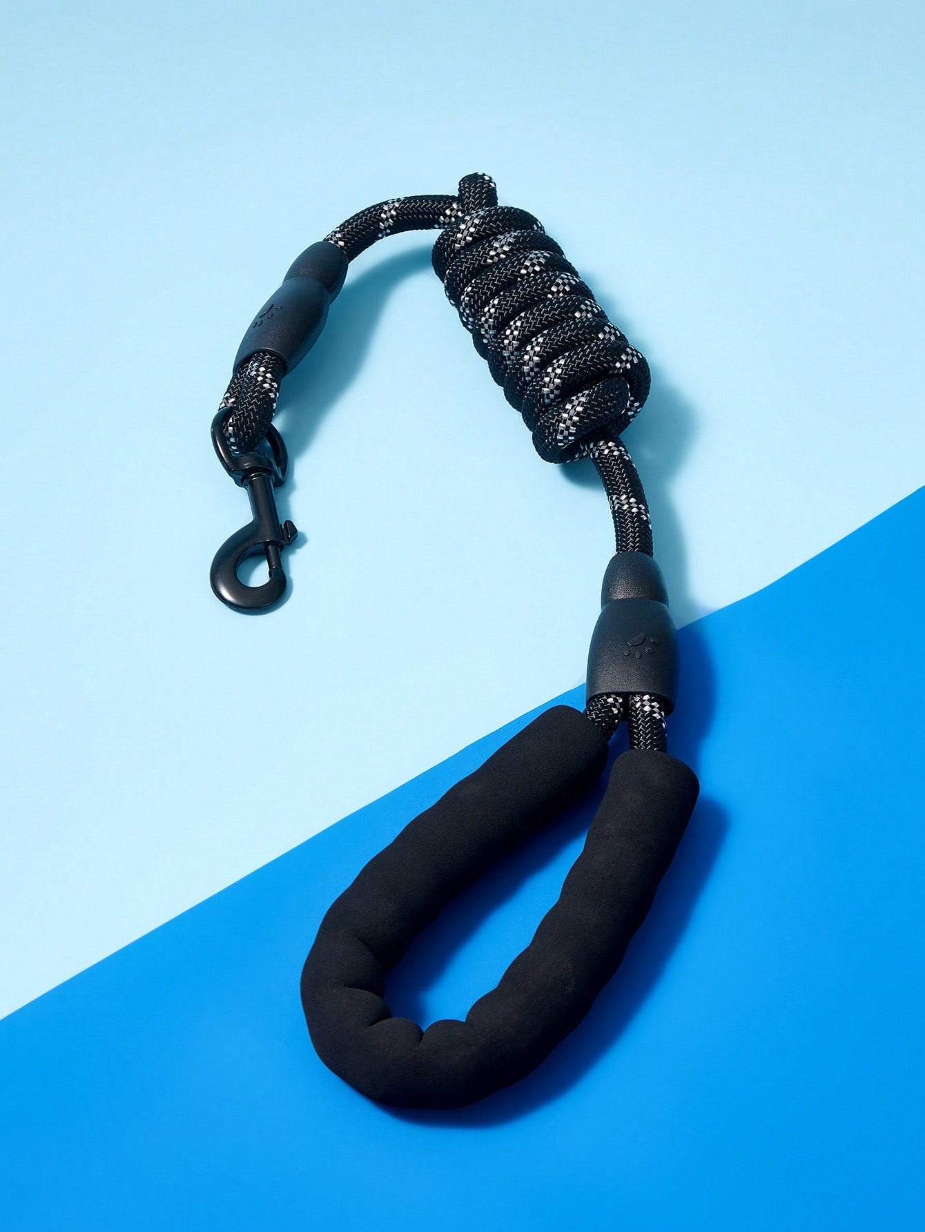 Black plain nylon reflective dog leash for outdoor walks