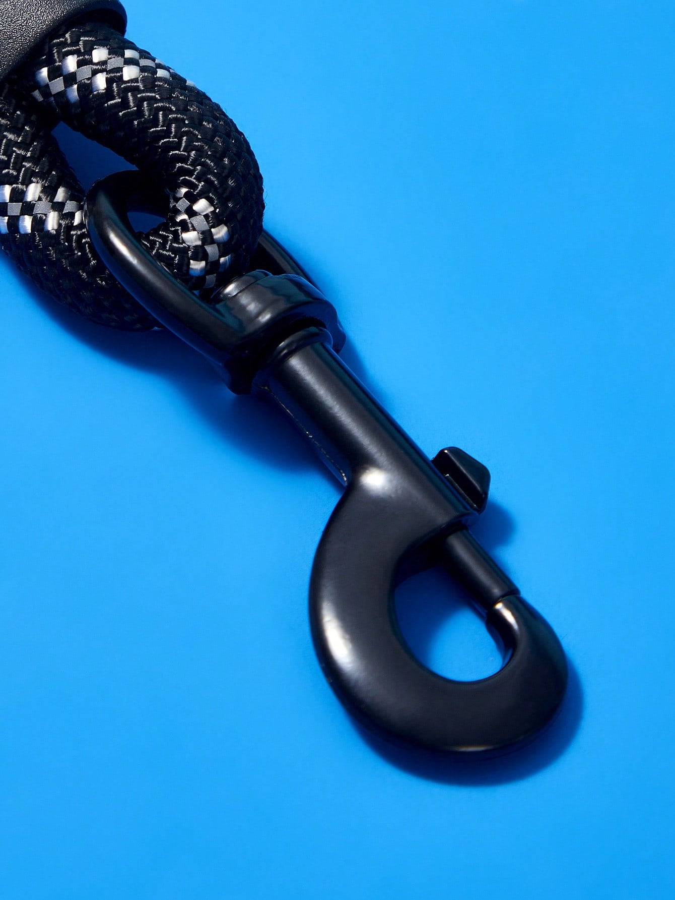 Black plain nylon reflective dog leash for outdoor walks