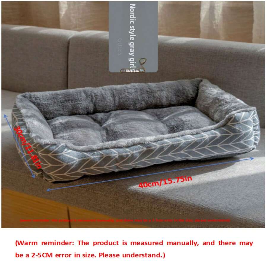 Multicolor plush pet bed made of 100% polyester with polypropylene fiber filling, suitable for dogs and cats.
