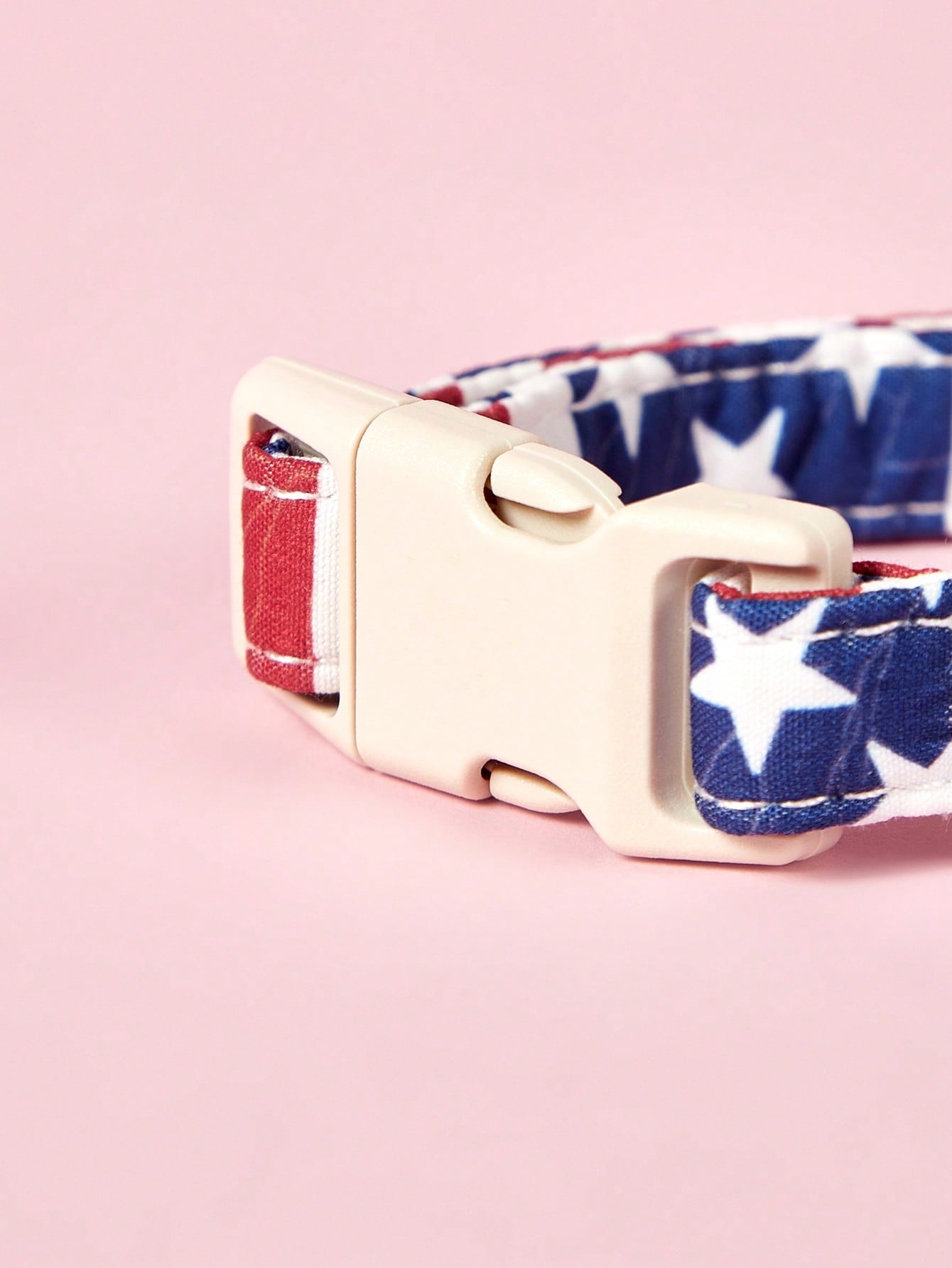 Adjustable white polyester dog collar with American flag stripe and star pattern for cats and dogs
