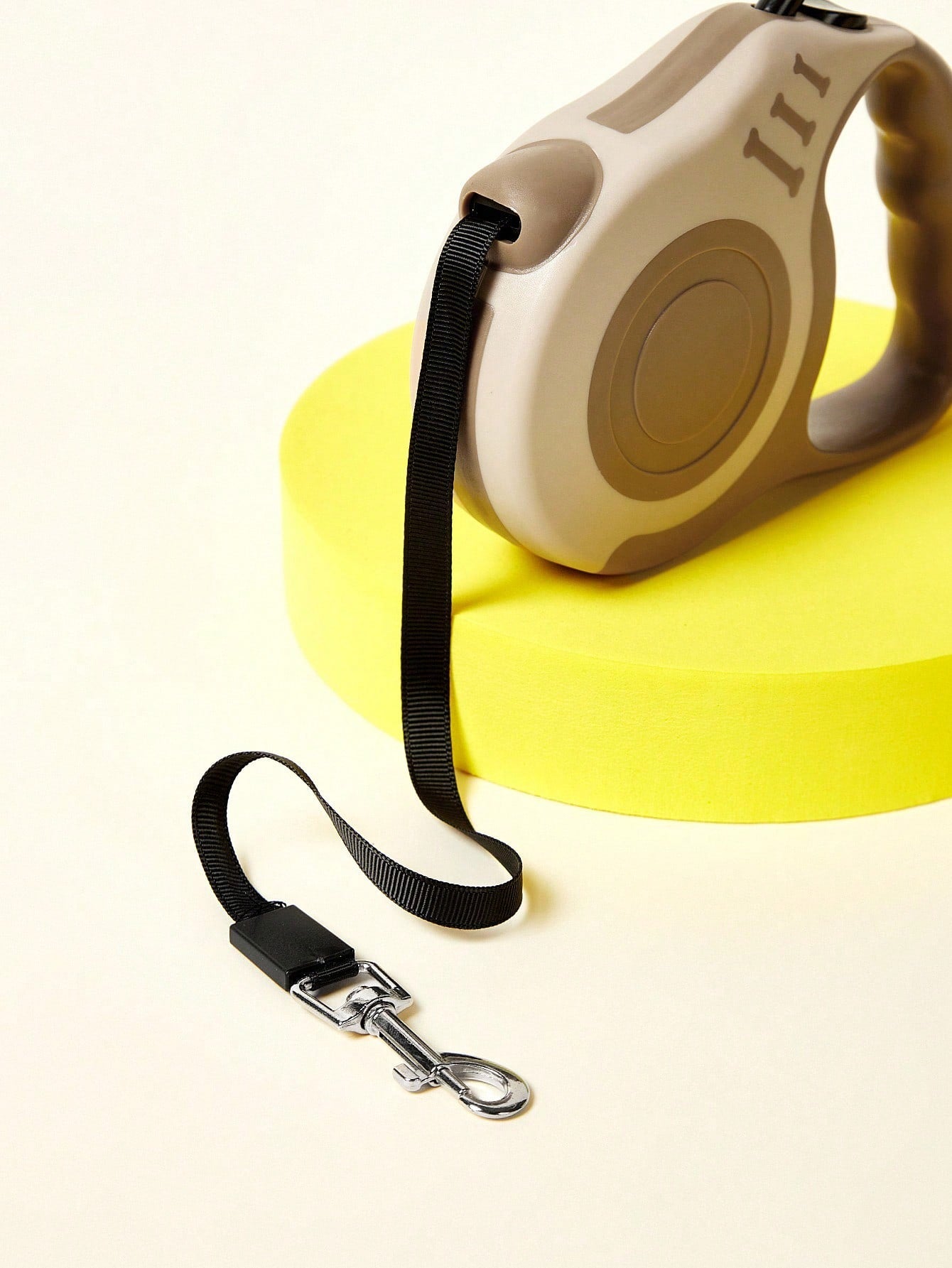 Retractable dog leash for outdoor walking, suitable for dogs in spring, summer, fall, and winter.