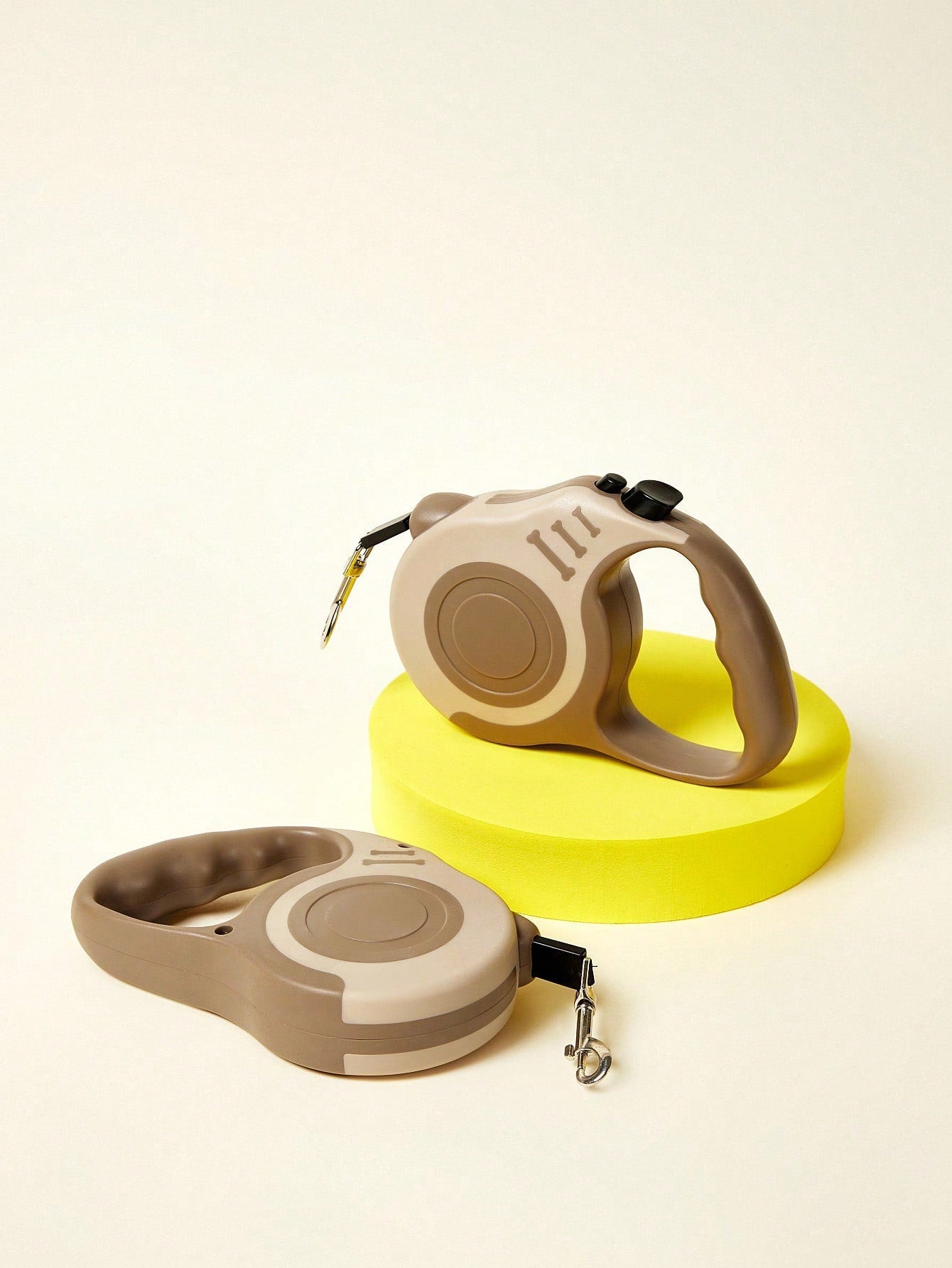 Retractable dog leash for outdoor walking, suitable for dogs in spring, summer, fall, and winter.