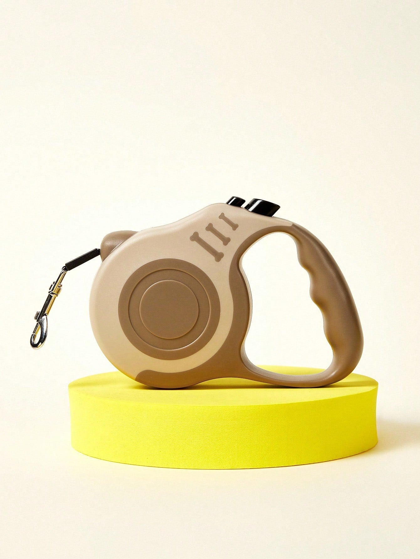 Retractable dog leash for outdoor walking, suitable for dogs in spring, summer, fall, and winter.