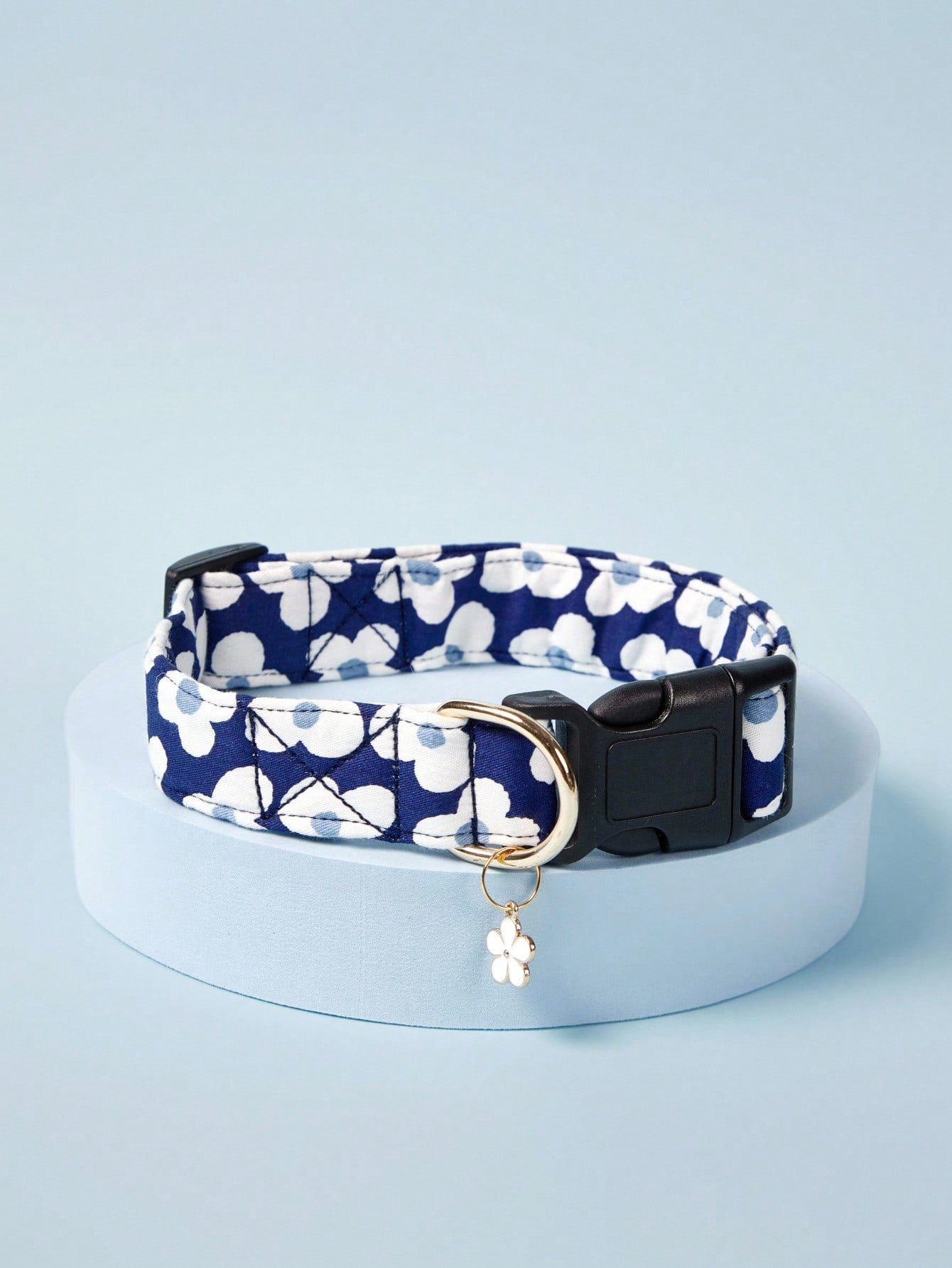 Soft flower print dog collar with adjustable fit and floral pendant for dogs