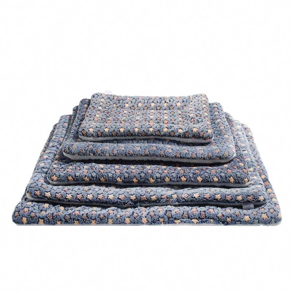 Double-sided soft pet blanket and sleeping pad featuring a colorblock geometric pattern for dogs and cats.