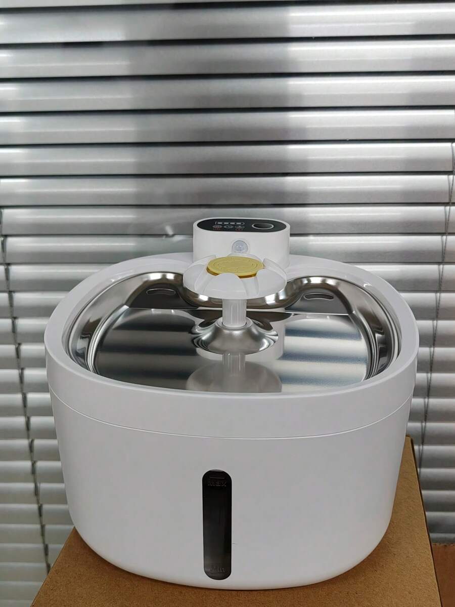 Wireless automatic cat water fountain with motion sensor dispenser, 2.6L capacity, rechargeable battery powered in multicolor ABS material.