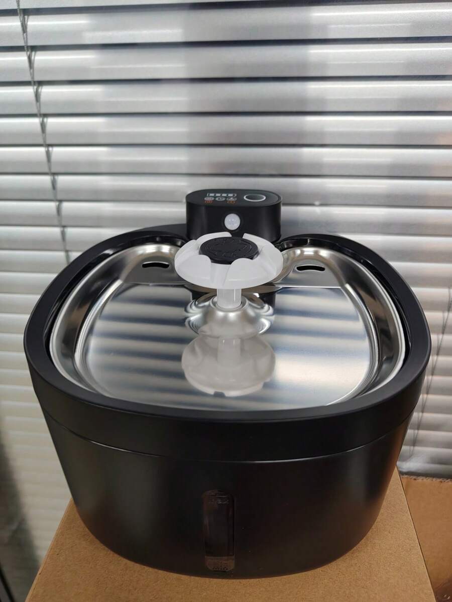 Wireless automatic cat water fountain with motion sensor dispenser, 2.6L capacity, rechargeable battery powered in multicolor ABS material.