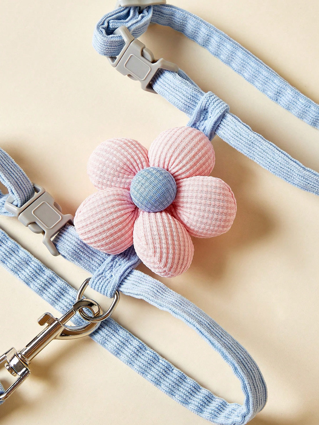Multicolor flower-shaped cat harness with leash, striped pattern, lightweight polyester pet traction set for cats