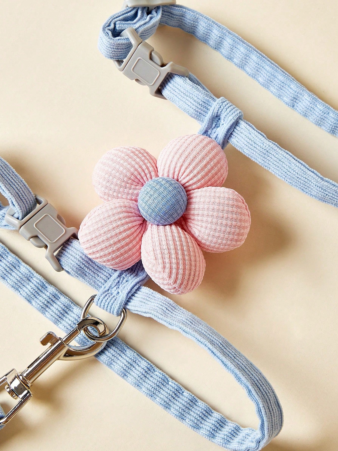 Multicolor flower-shaped cat harness with leash, striped pattern, lightweight polyester pet traction set for cats
