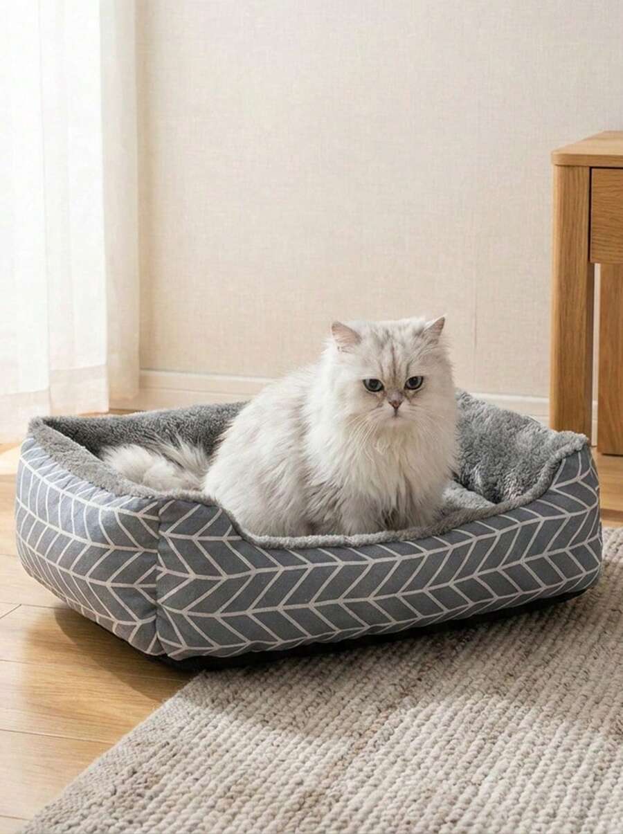 Multicolor plush pet bed made of 100% polyester with polypropylene fiber filling, suitable for dogs and cats.