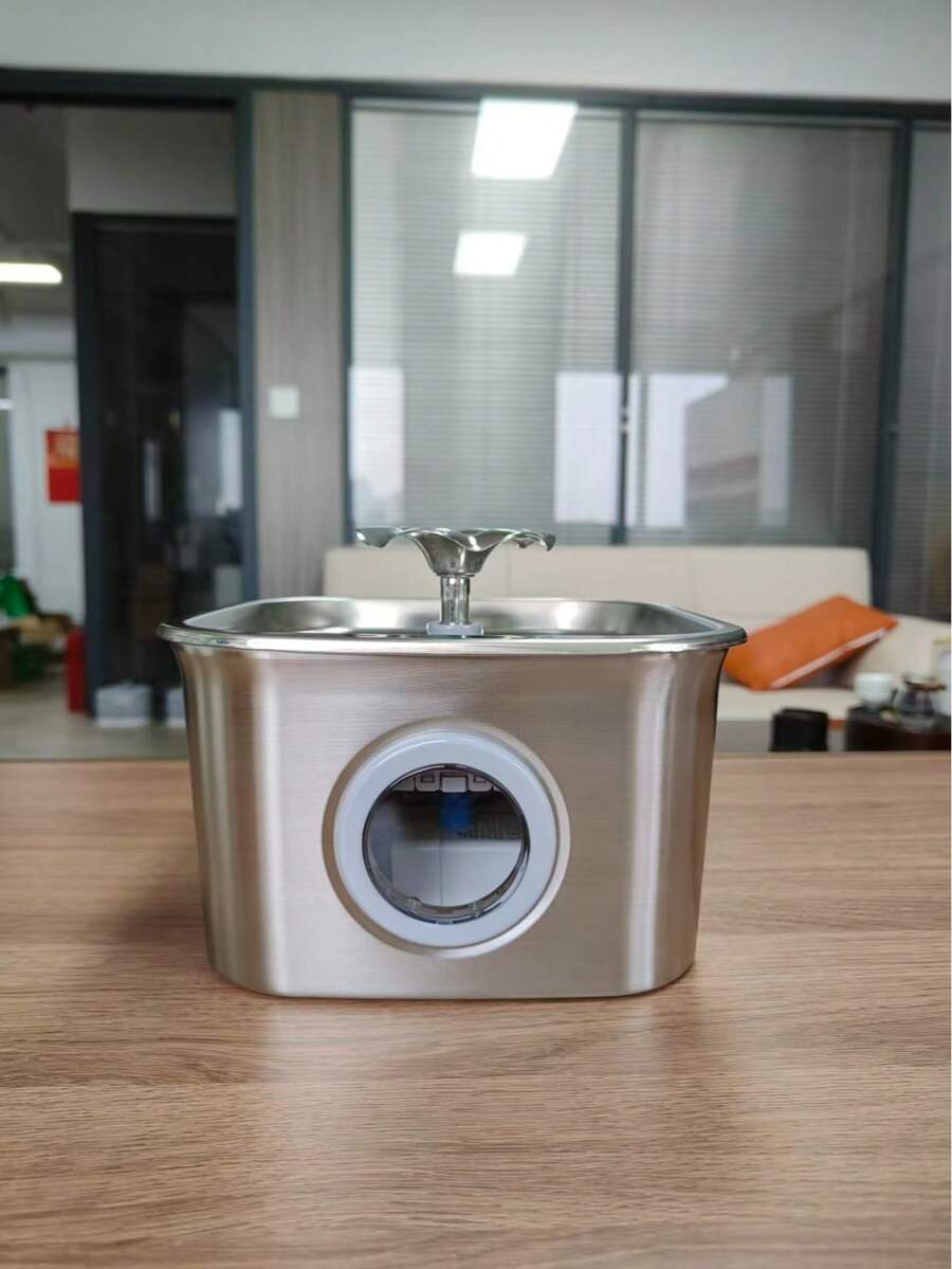 2.6L stainless steel automatic pet water dispenser fountain with clear water level window and USB power connection for cats and dogs.