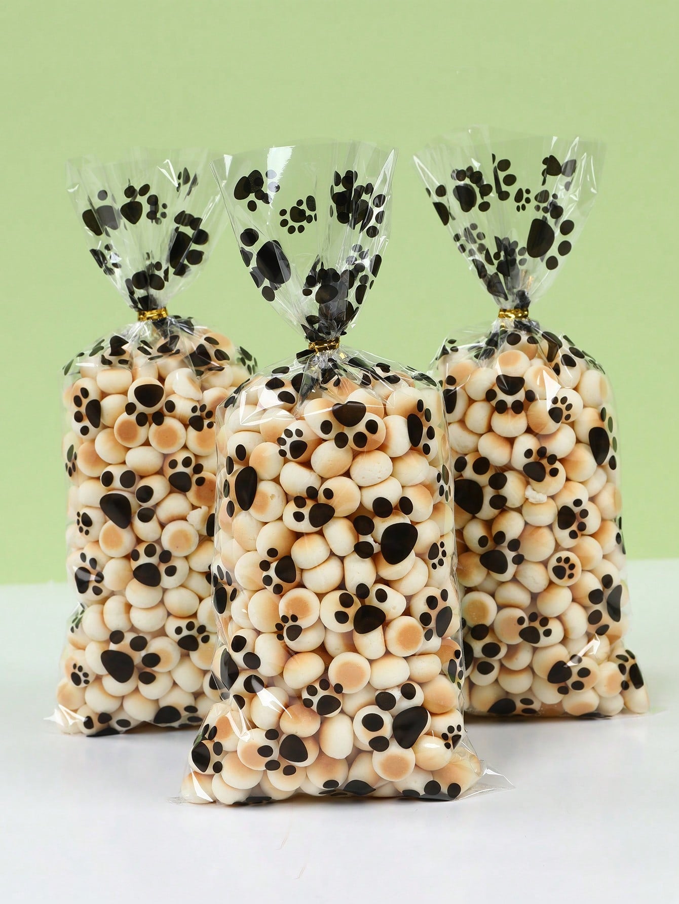 50pcs Plastic Paw Print Gift Bags With Twist Tie, Pet Treats Candy Bags, Portable Pet Bags, Puppy Paw Print Pattern Gift Packaging Bags, Pet Decoration, Baby Shower Party Decoration, Gender Reveal Party Decoration, Puppy Birthday Party Decoration, Dog Paw