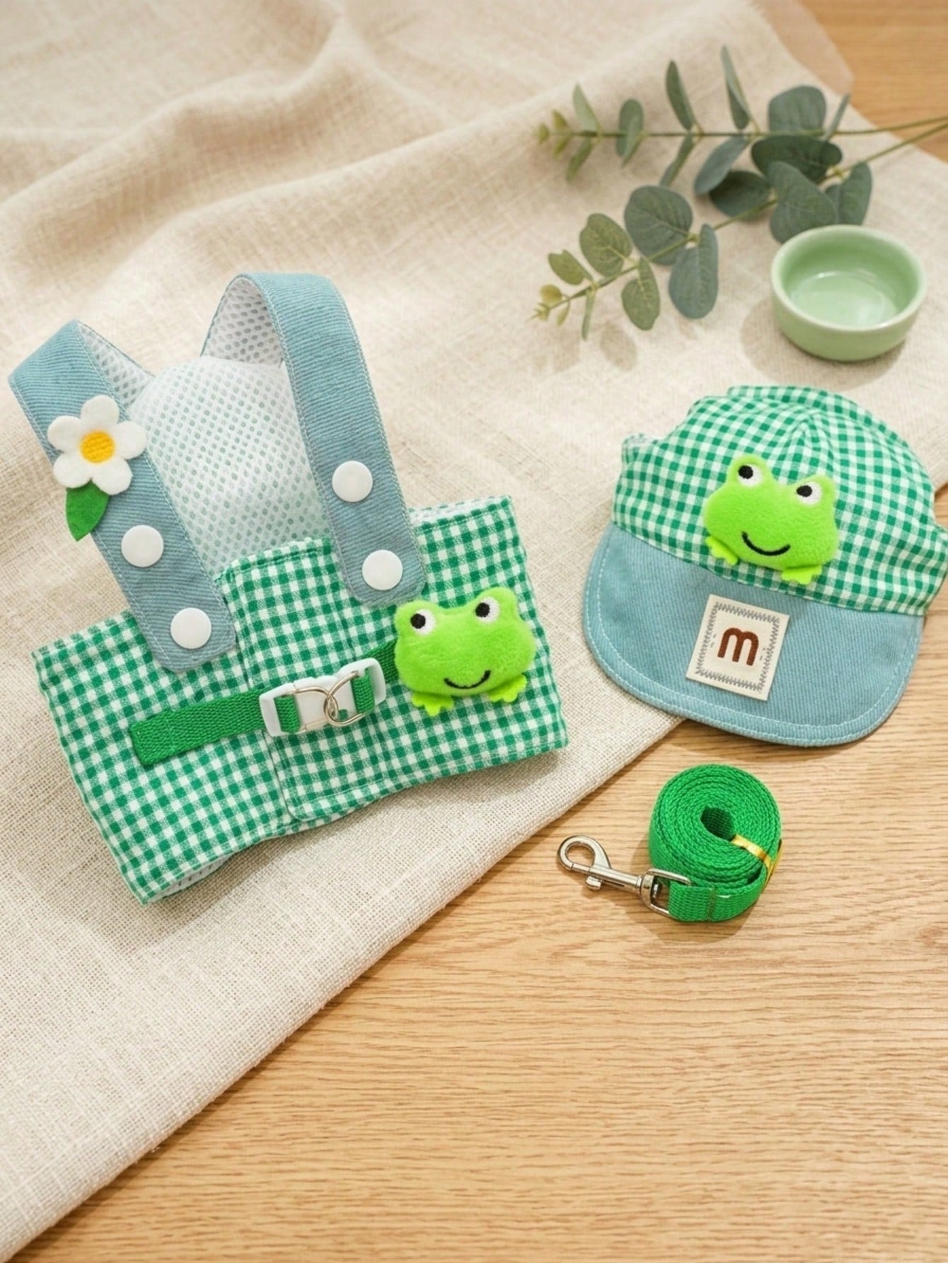 Multicolor polyester pet harness and leash set with cute frog pattern for cats and dogs, designed for outdoor walks, travel, hiking, and daily wear.