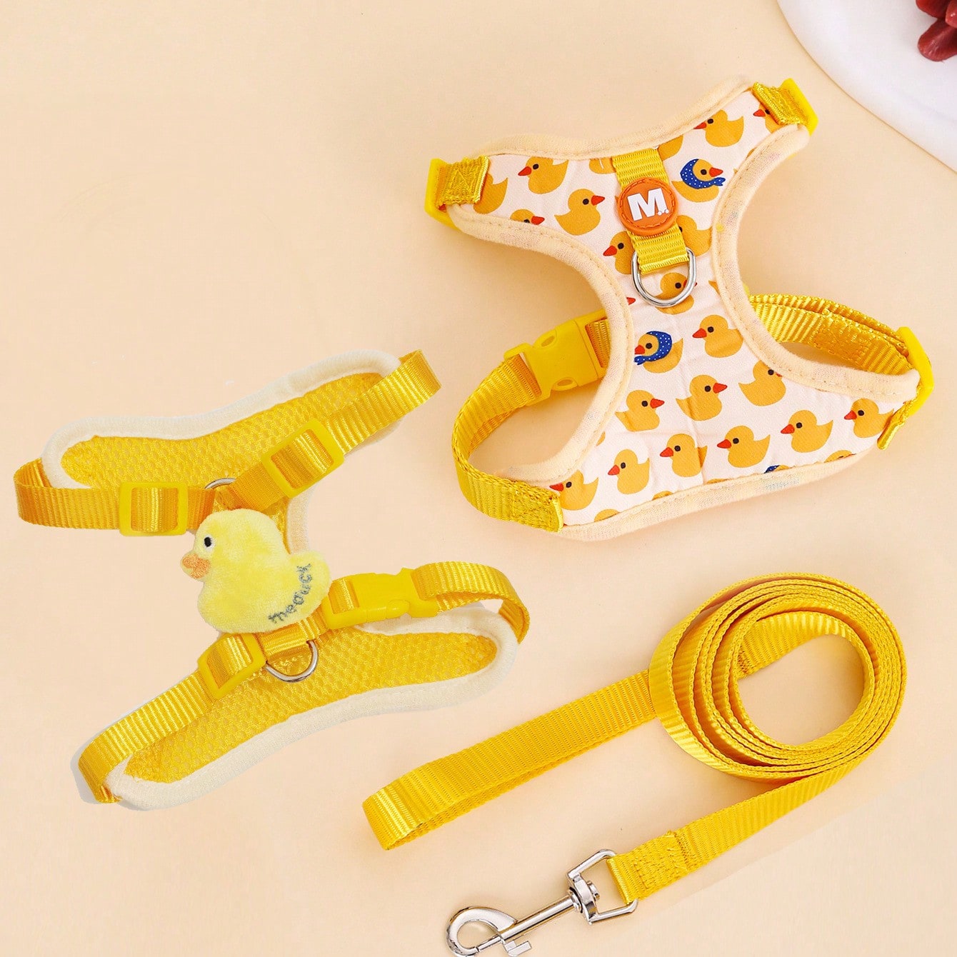 Adjustable nylon pet leash and vest-style harness set with cartoon duck design for cats and small dogs, suitable for outdoor walks or decorative use