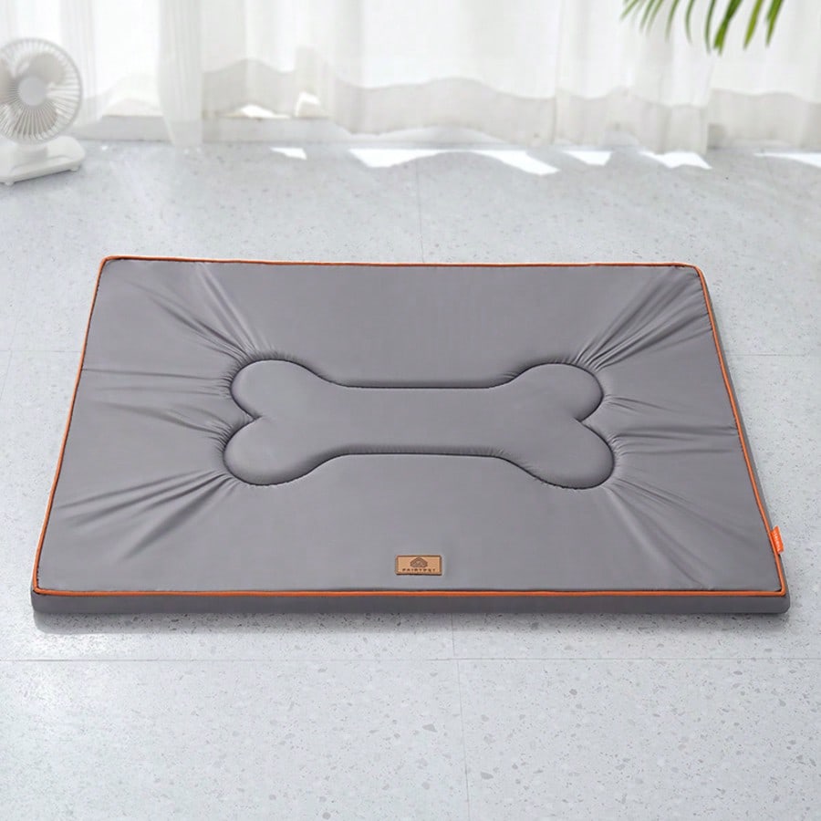 Grey waterproof pet mat made of scratch-resistant polyester fabric for all-season pet comfort.