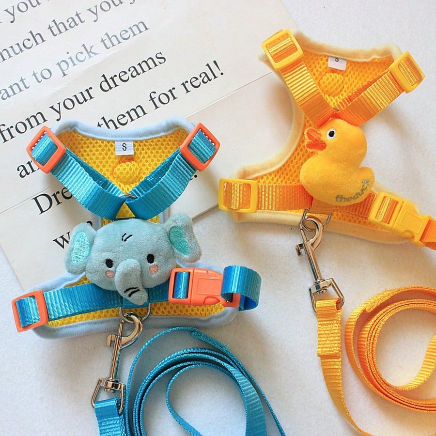 Adjustable nylon pet leash and vest-style harness set with cartoon duck design for cats and small dogs, suitable for outdoor walks or decorative use