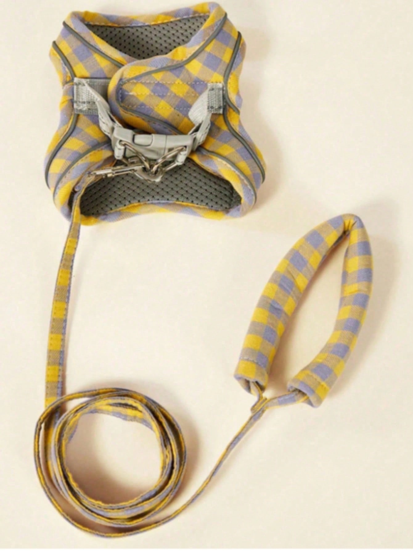 Multicolor plaid breathable vest-type dog harness made from polyurethane PU, suitable for cats and small to medium-sized dogs for outdoor use.