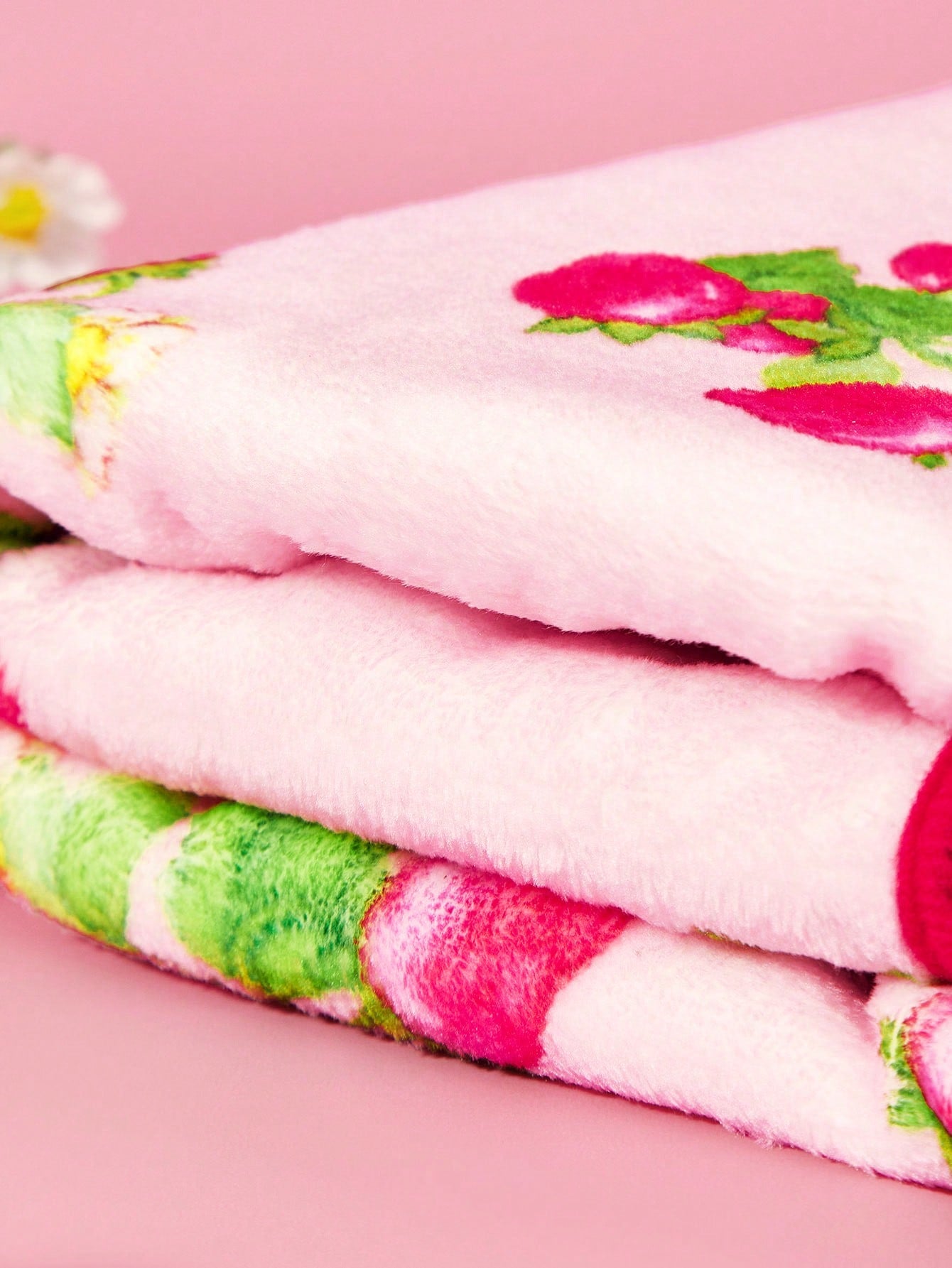 X 1 Piece Cute Three Little Girls Funny Strawberry Polka Dot Printed Blanket Warm And Absorbent Coral Fleece Pet Blanket