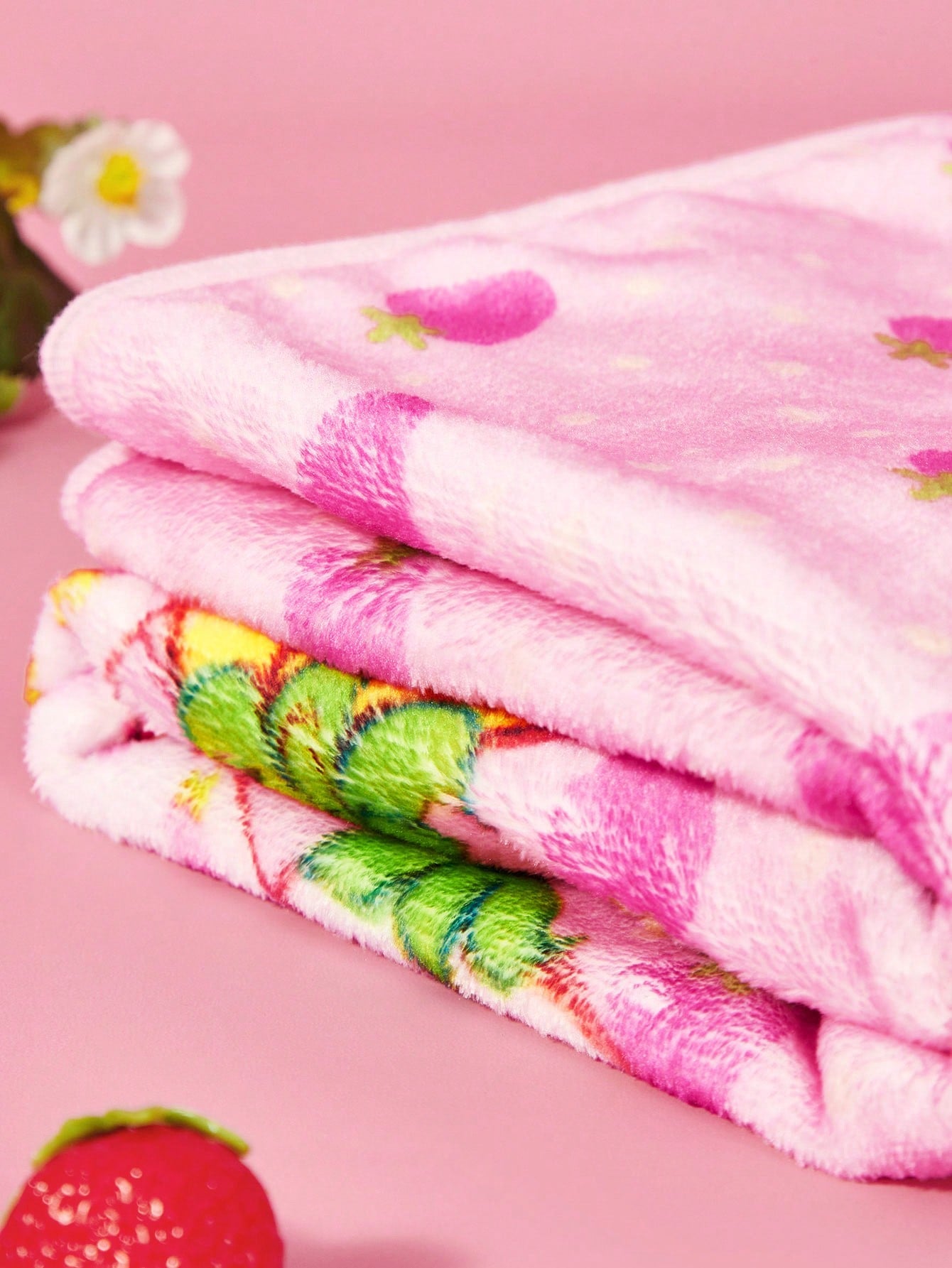 X 1 Piece Cute Three Little Girls Funny Strawberry Polka Dot Printed Blanket Warm And Absorbent Coral Fleece Pet Blanket