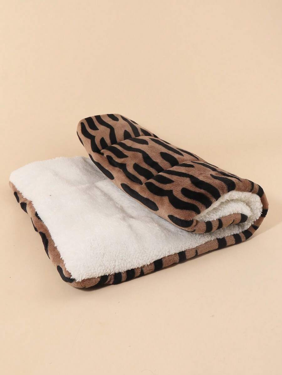 Thickened grey pet bed mat with pink star pattern designed for small and medium cats and dogs